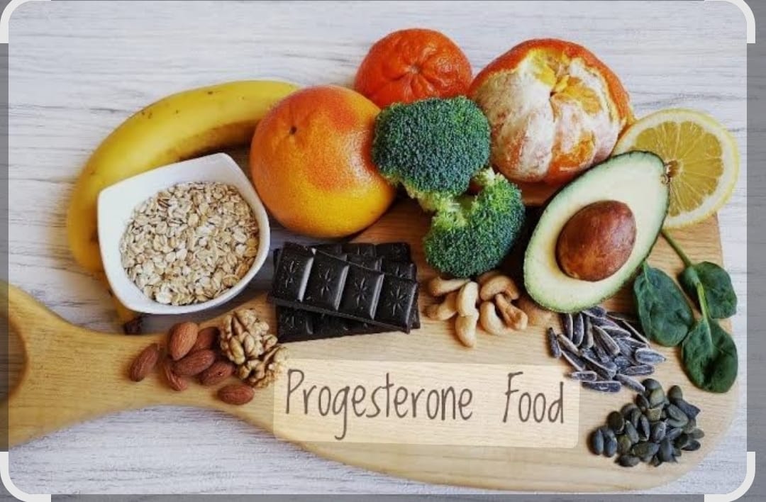 Planche d’aliments anti-âge : avocat, brocoli, agrumes, noix, chocolat, flocons, graines