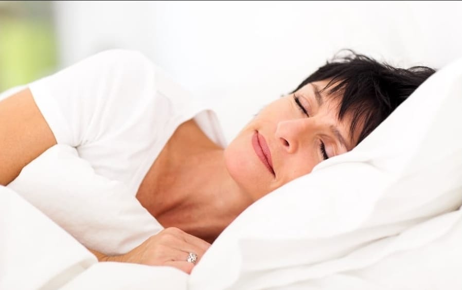 Femme dormant paisiblement, illustrant un sommeil réparateur pendant la ménopause — ménopause désagréments jour nuit